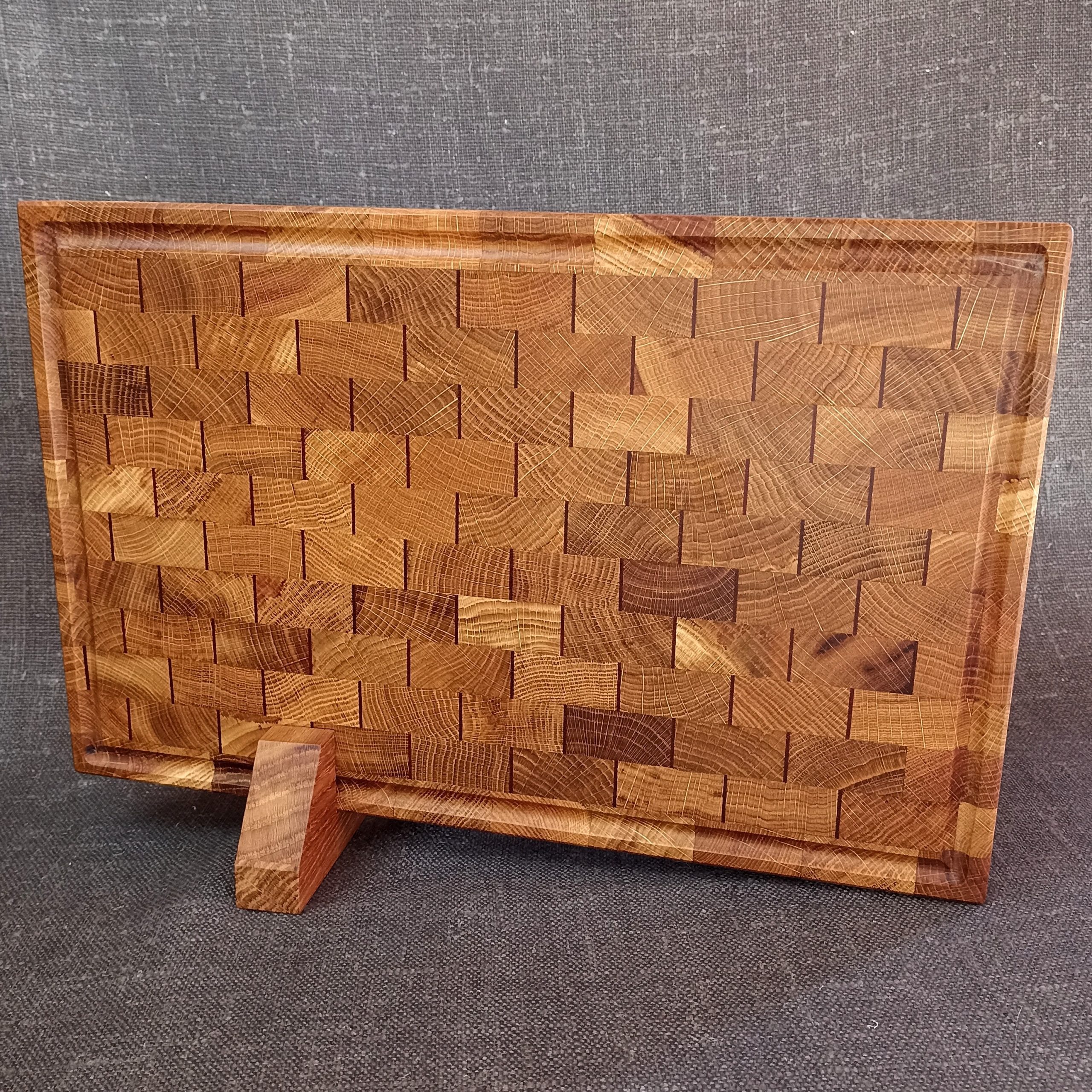 Liels ozolkoka virtuves gala šķiedru dēlis ar sarkankoka elementiem 43x27 cm