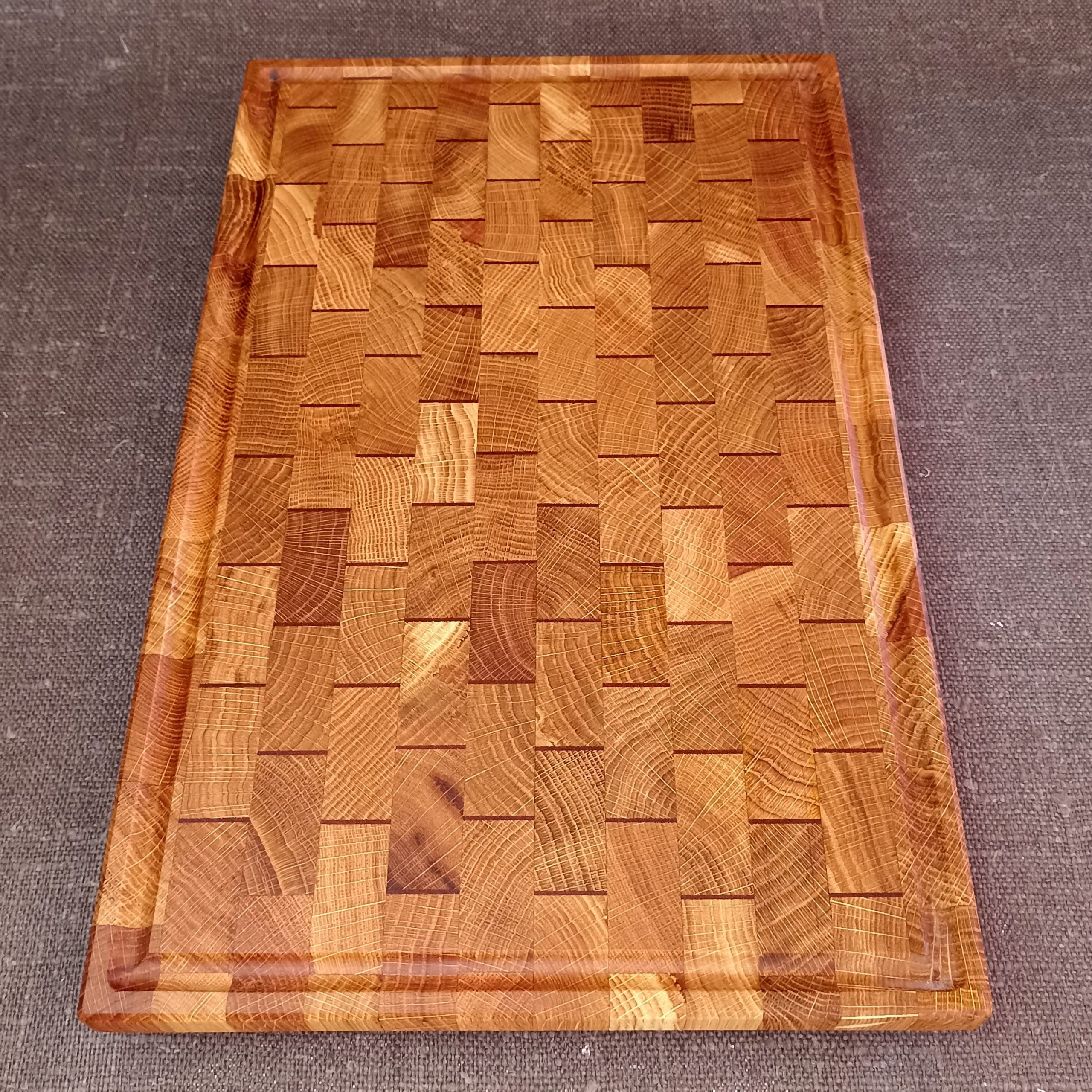 Liels ozolkoka virtuves gala šķiedru dēlis ar sarkankoka elementiem 43x27 cm - Image 4