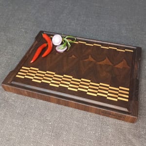 Riekstkoka virtuves gala škīedru dēlis “Tumšais M” 33×23 cm