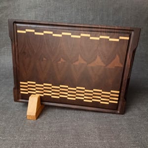 Riekstkoka virtuves gala škīedru dēlis “Tumšais M” 33×23 cm