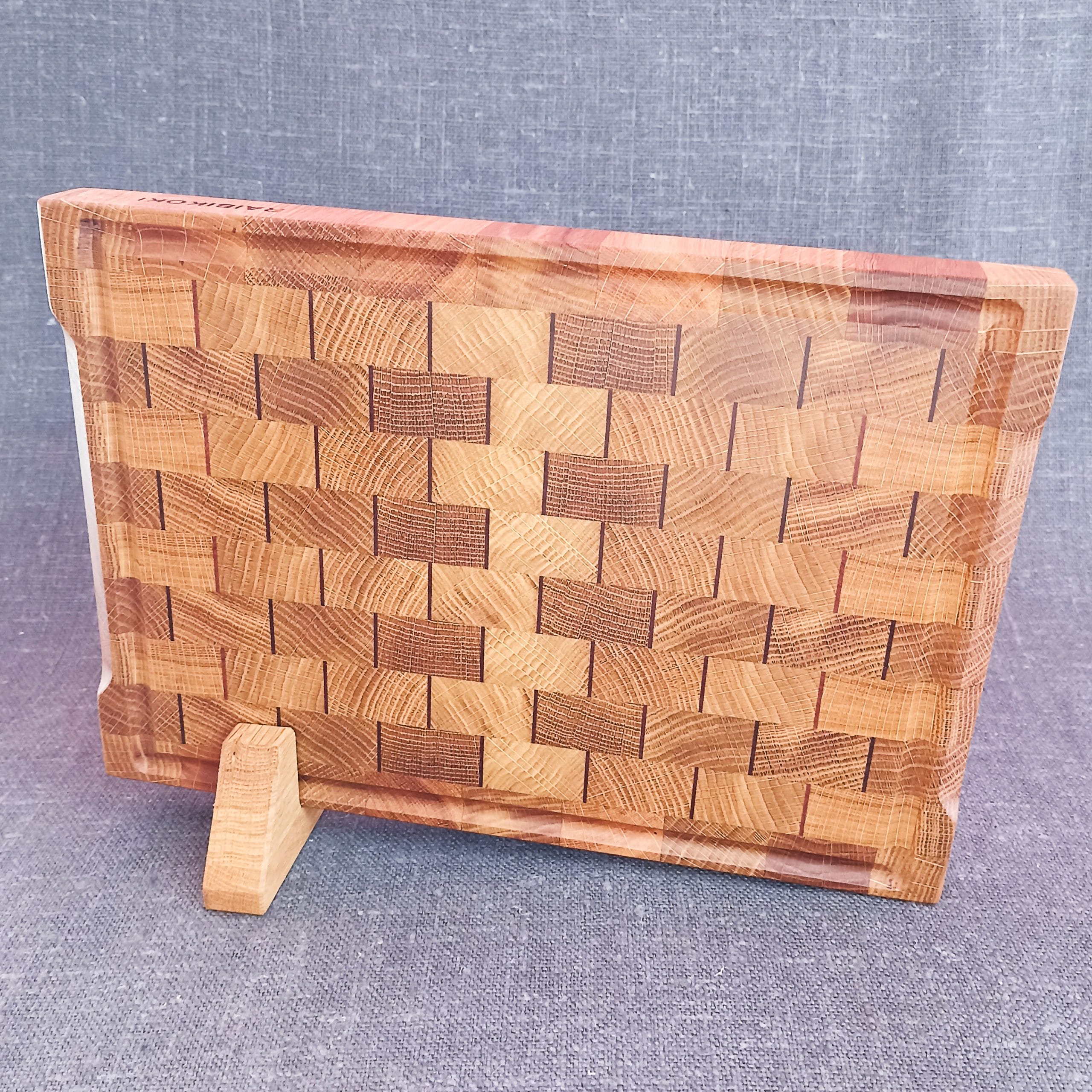 Divpusējs M izmēra gala šķiedru dēlis ar sarkankoka elementiem 34x23 cm