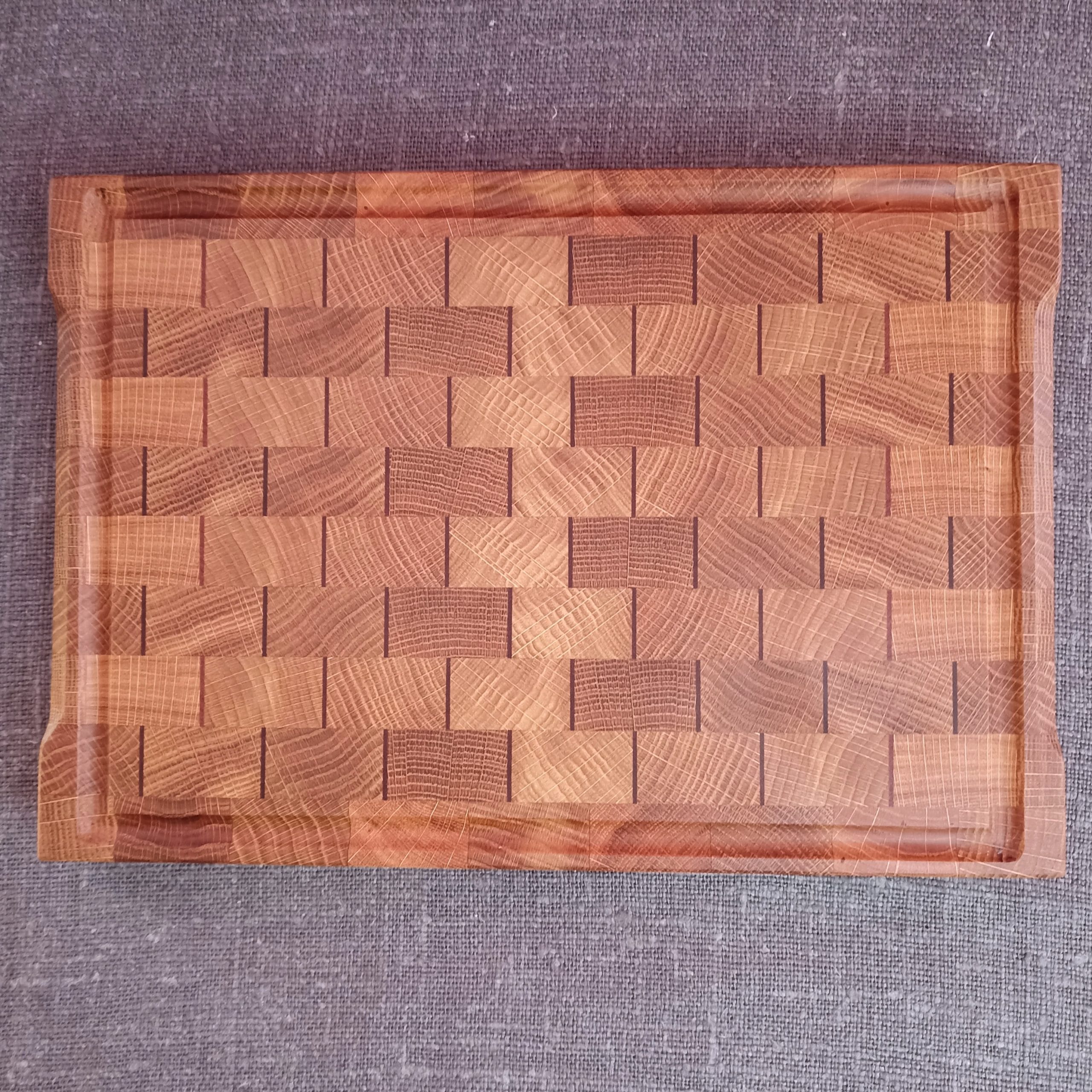 Divpusējs M izmēra gala šķiedru dēlis ar sarkankoka elementiem 34x23 cm - Image 2