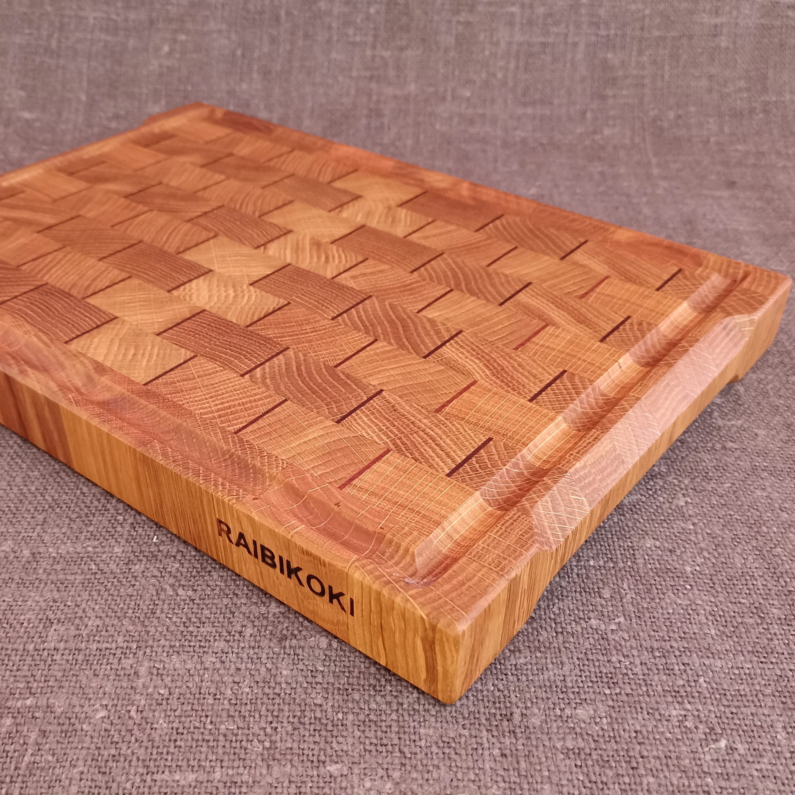 Divpusējs M izmēra gala šķiedru dēlis ar sarkankoka elementiem 34x23 cm - Image 5