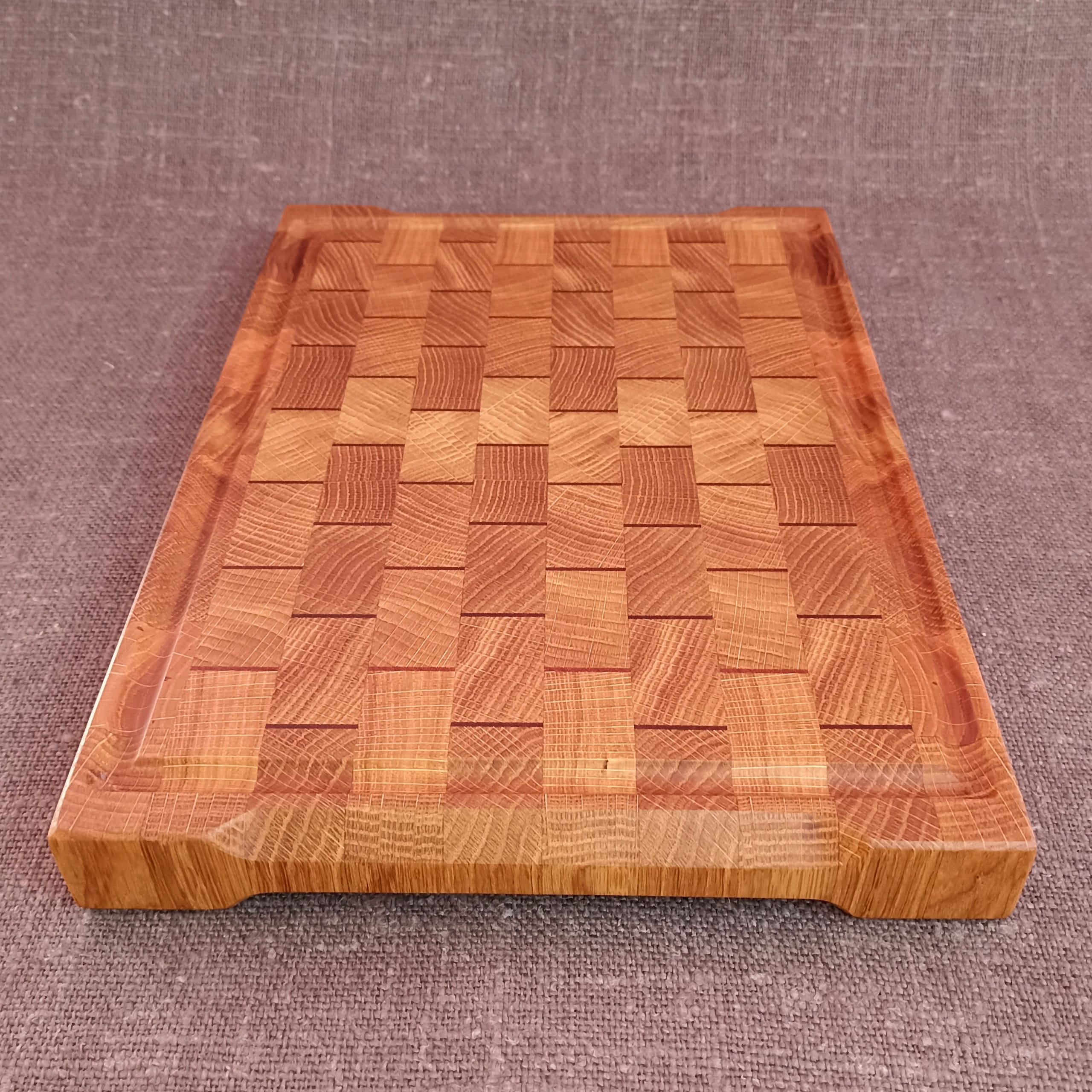 Divpusējs M izmēra gala šķiedru dēlis ar sarkankoka elementiem 34x23 cm - Image 4