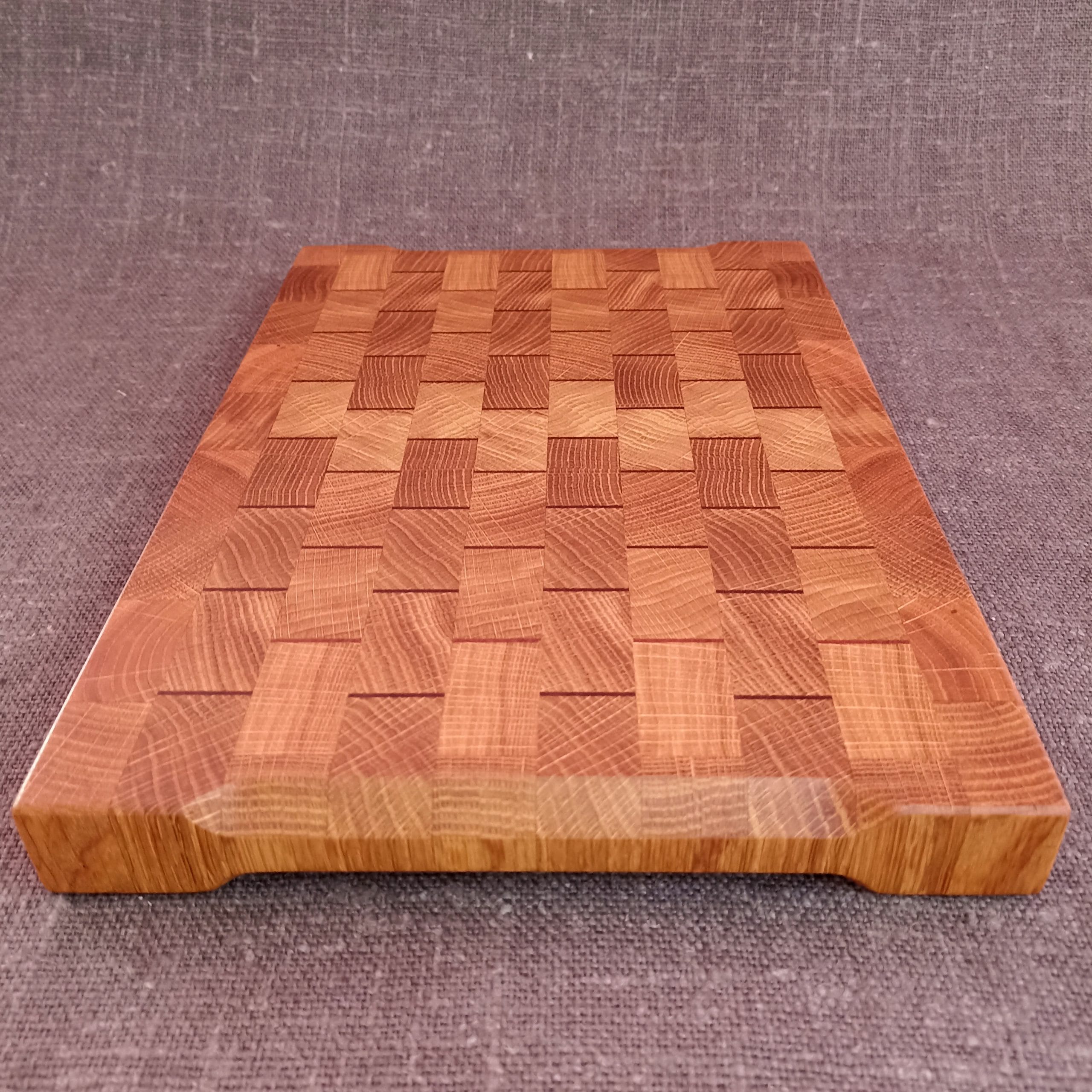 Divpusējs M izmēra gala šķiedru dēlis ar sarkankoka elementiem 34x23 cm - Image 6