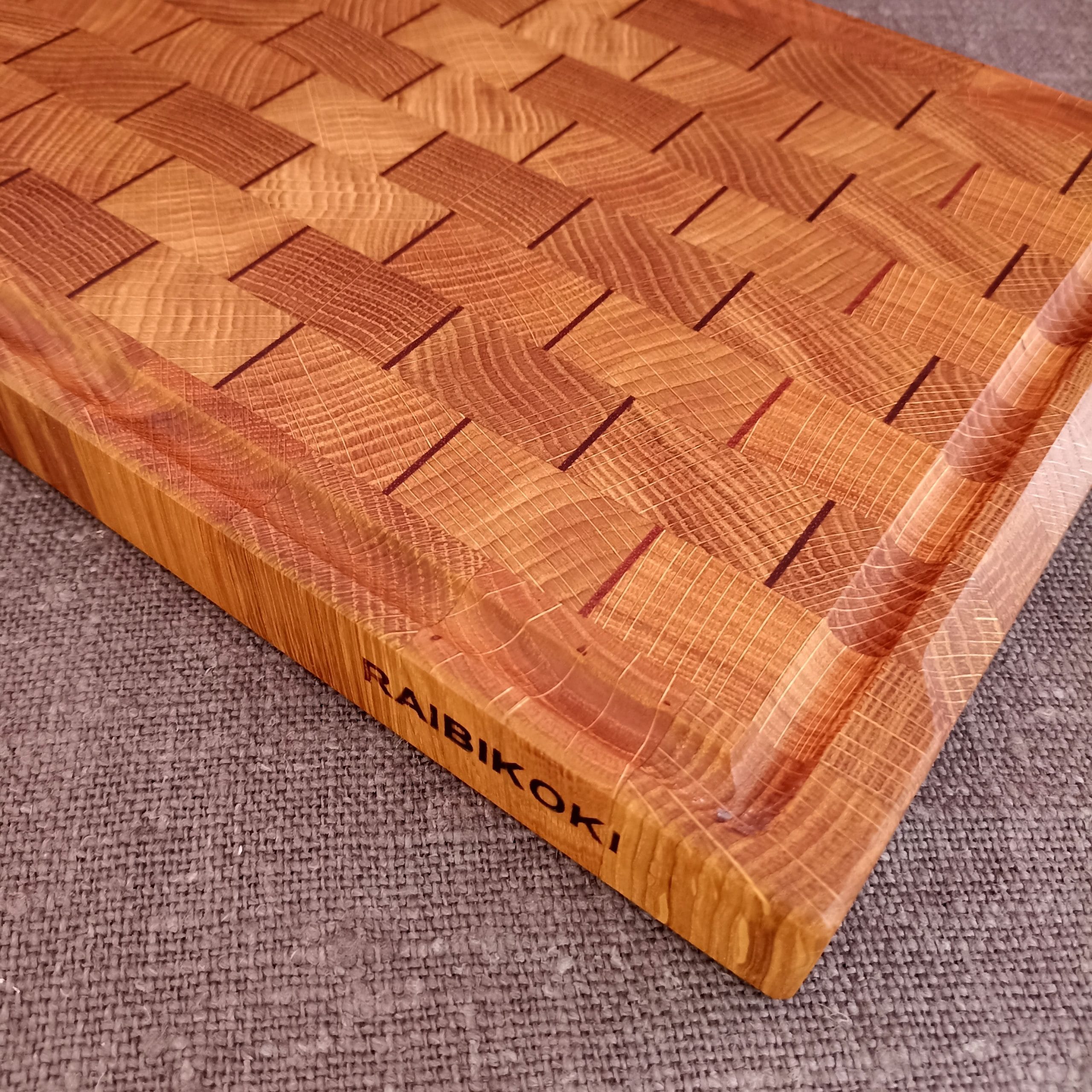 Divpusējs M izmēra gala šķiedru dēlis ar sarkankoka elementiem 34x23 cm - Image 3