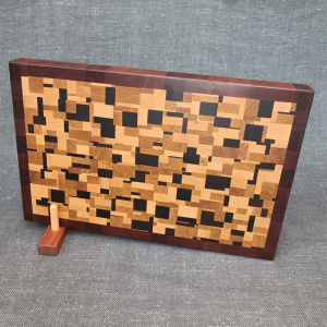 “Brūnais L”  liels gala šķiedru dēlis uz kājiņām 43×27 cm